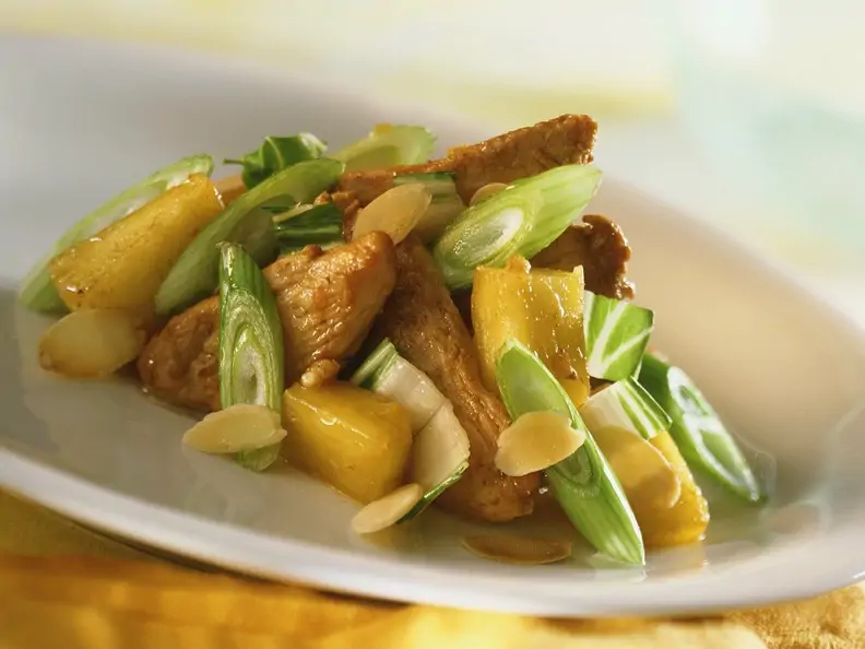 Ingwer-Ananas-Hähnchen mit Frühlingszwiebeln
