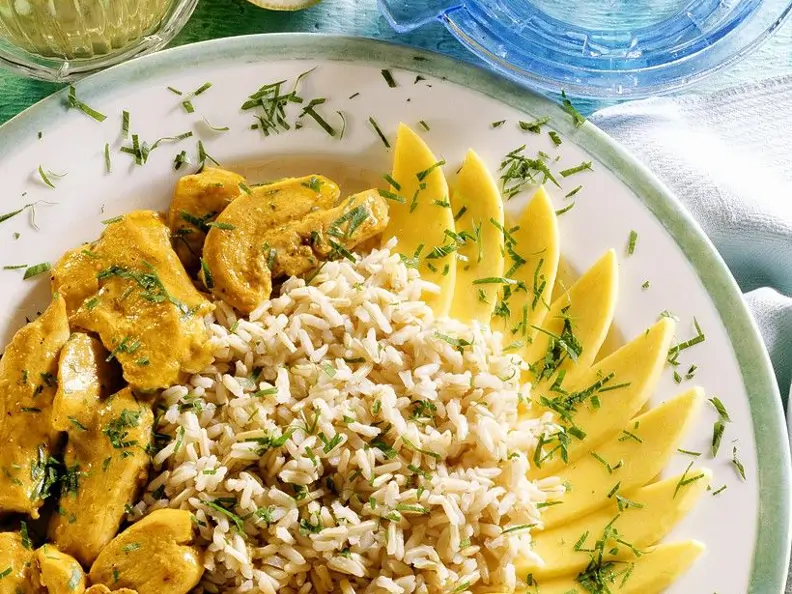 Hähnchen-Ragout mit Reis und mango