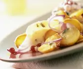 Bratkartoffeln mit Birnen und Preiselbeersahne