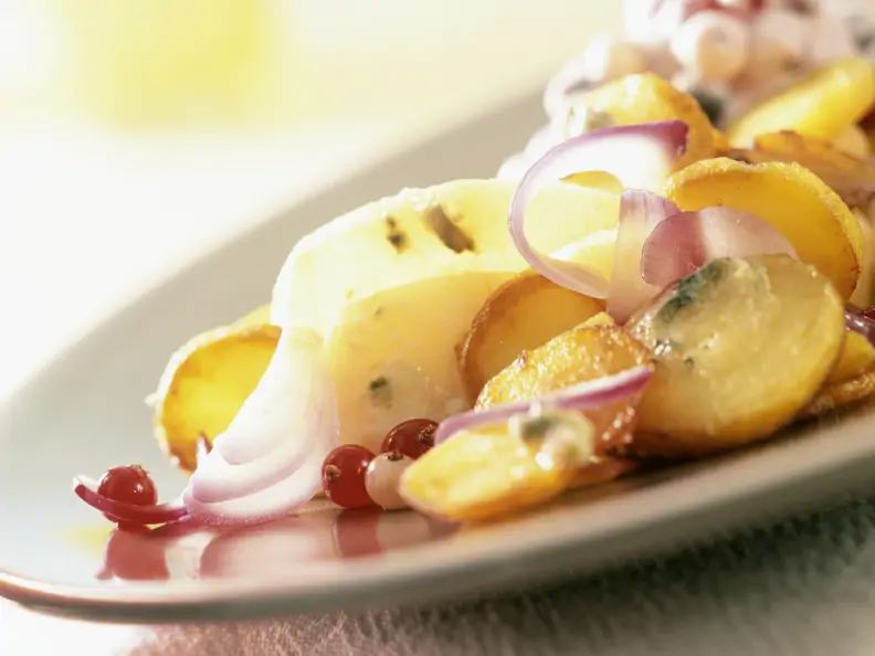 Bratkartoffeln mit Birnen und Preiselbeersahne