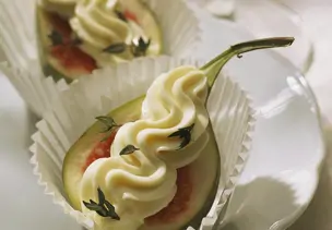 Ziegenfrischkäse auf Feigen