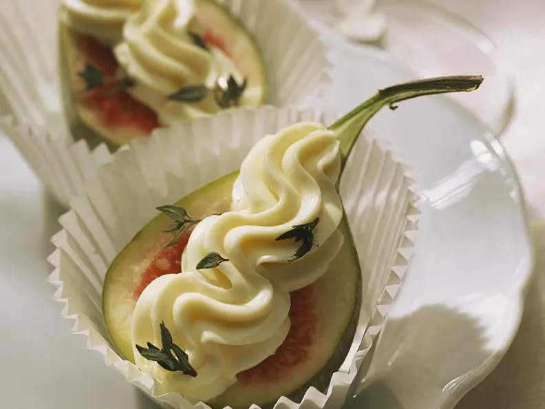 Ziegenfrischkäse auf Feigen