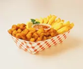 Pommes frites mit panierten Shrimps