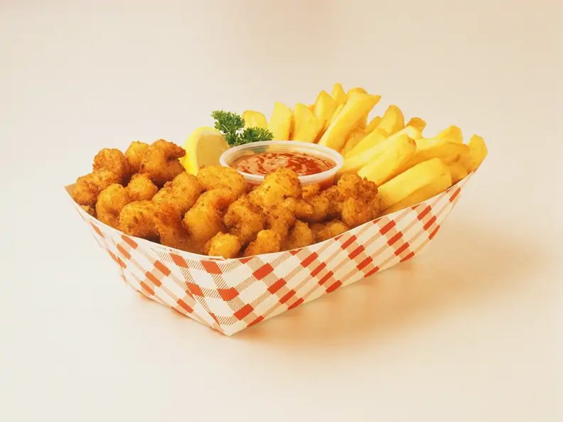 Pommes frites mit panierten Shrimps