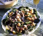 Kartoffelsalat mit Zuckerschoten und Räucherfisch