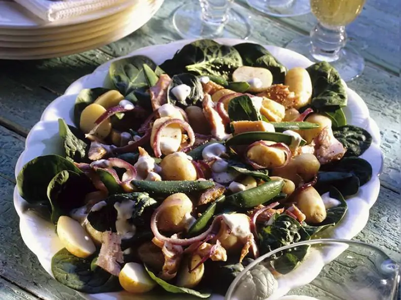 Kartoffelsalat mit Zuckerschoten und Räucherfisch