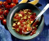 Gemüsesuppe mit Tomaten und Avocado
