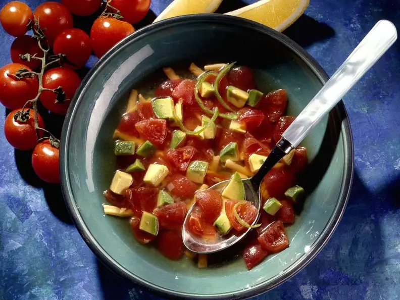 Gemüsesuppe mit Tomaten und Avocado