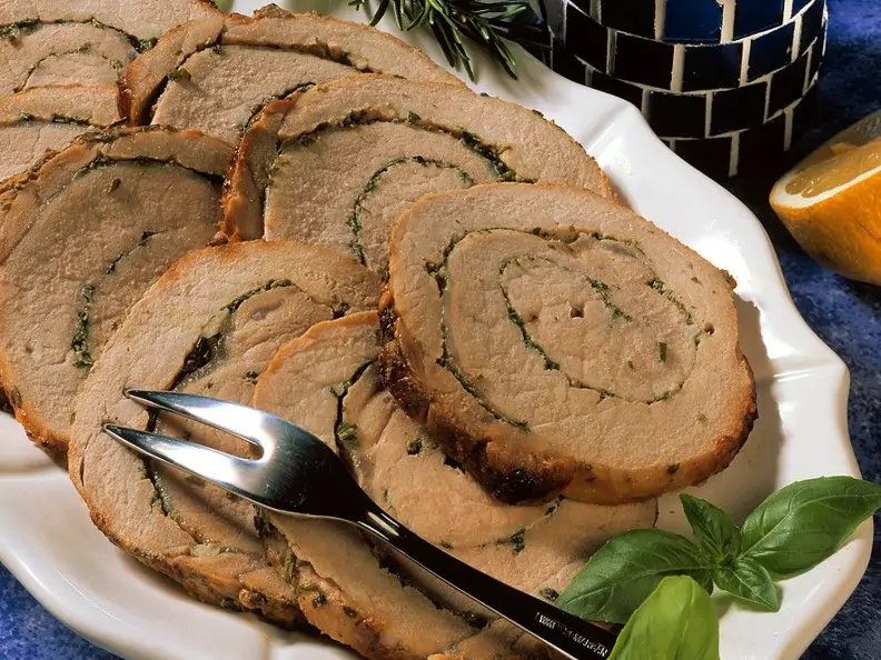 Rollbraten mit Kräuterfüllung