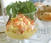Garnelensalat mit Ei und Ananas