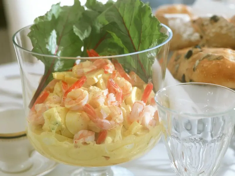 Garnelensalat mit Ei und Ananas