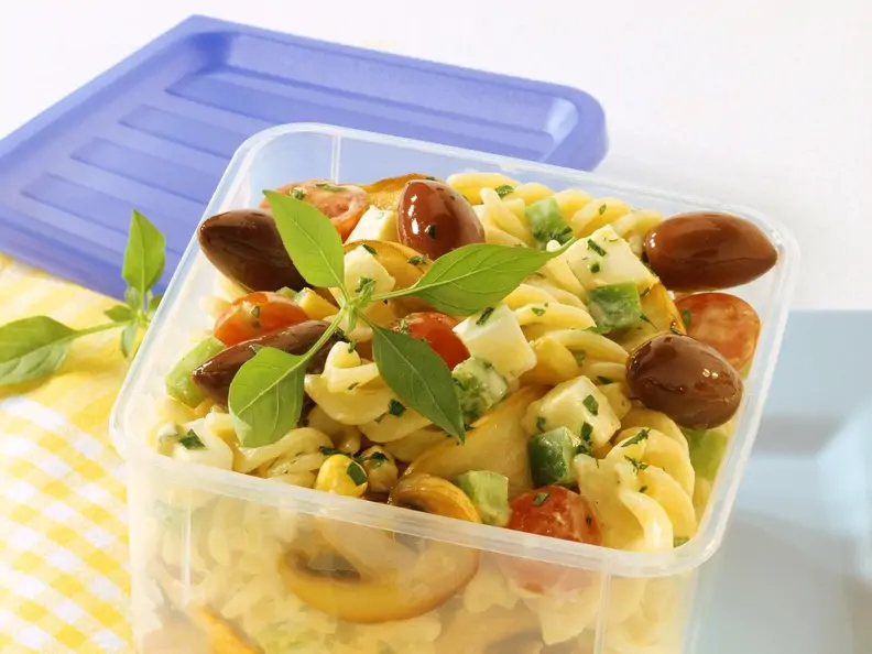 Mediterraner Nudelsalat