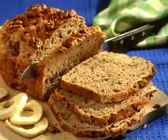 Nussbrot mit Äpfeln