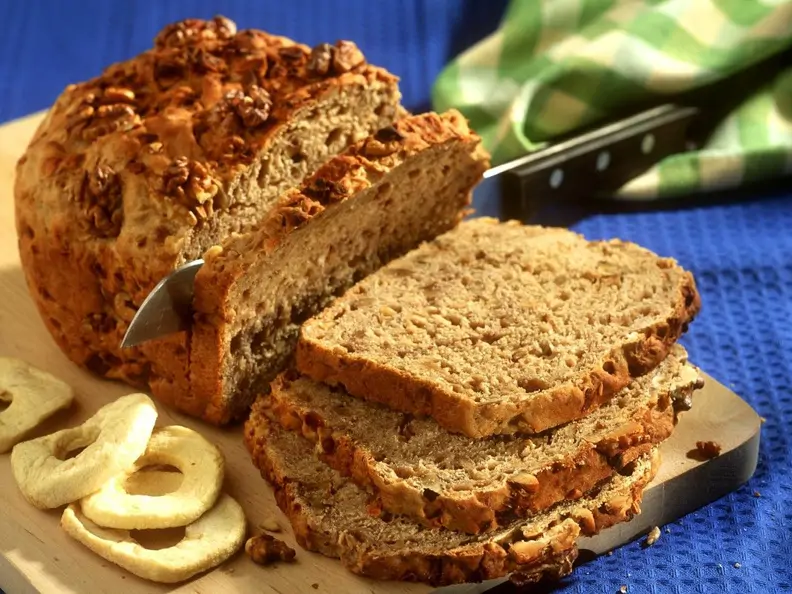 Nussbrot mit Äpfeln