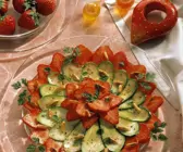 Zucchini-Erdbeer-Carpaccio mit Pinienkernen