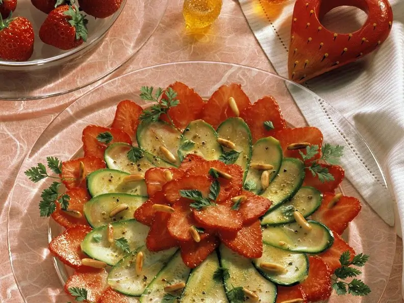 Zucchini-Erdbeer-Carpaccio mit Pinienkernen