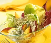 Fruchtige Blattsalate mit Gorgonzola