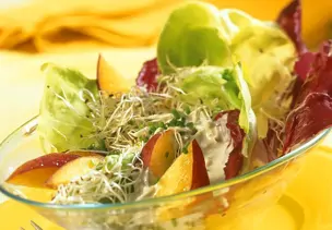 Fruchtige Blattsalate mit Gorgonzola