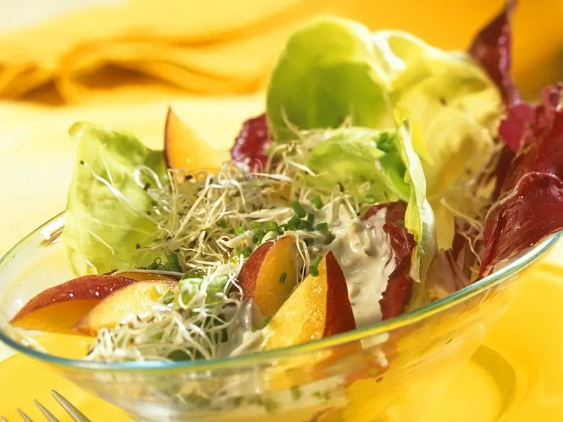 Fruchtige Blattsalate mit Gorgonzola
