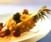 Exotischer Obstsalat in der Ananas serviert