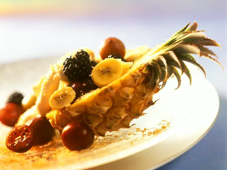 Exotischer Obstsalat in der Ananas serviert