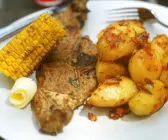 Lammkotelett mit Bratkartoffeln und Maiskolben