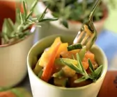 Paprika-Zucchini-Gemüse mit Kräutern der Provence