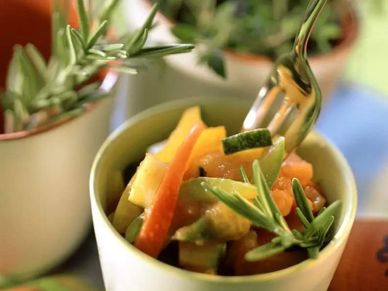 Paprika-Zucchini-Gemüse mit Kräutern der Provence