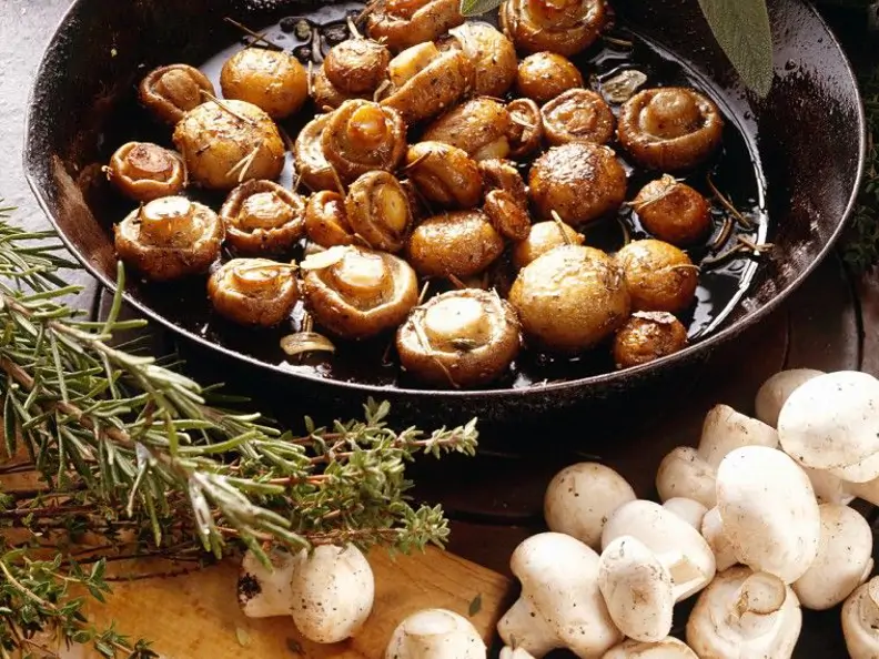 Pilzpfanne mit Kräutern der Provence