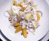 Wintersalat mit Orangen und Roquefortdressing