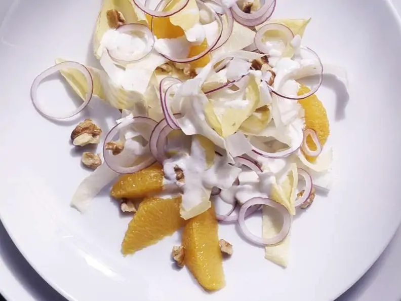 Wintersalat mit Orangen und Roquefortdressing