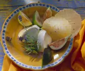 Ziegenfrischkäse mit Rosmarin, Feigen und Crackern