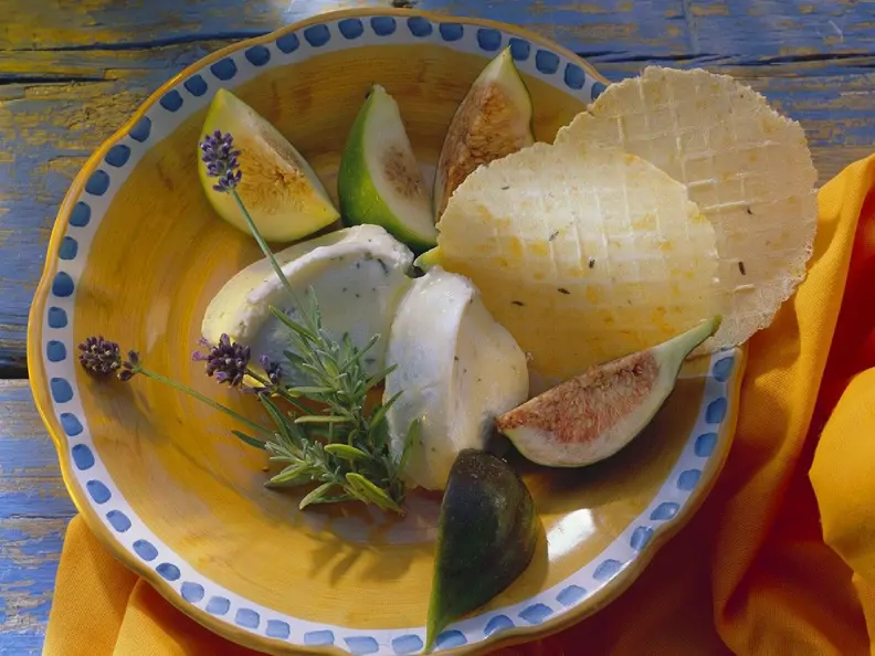 Ziegenfrischkäse mit Rosmarin, Feigen und Crackern