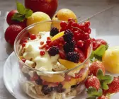 Vanilledessert mit Beeren