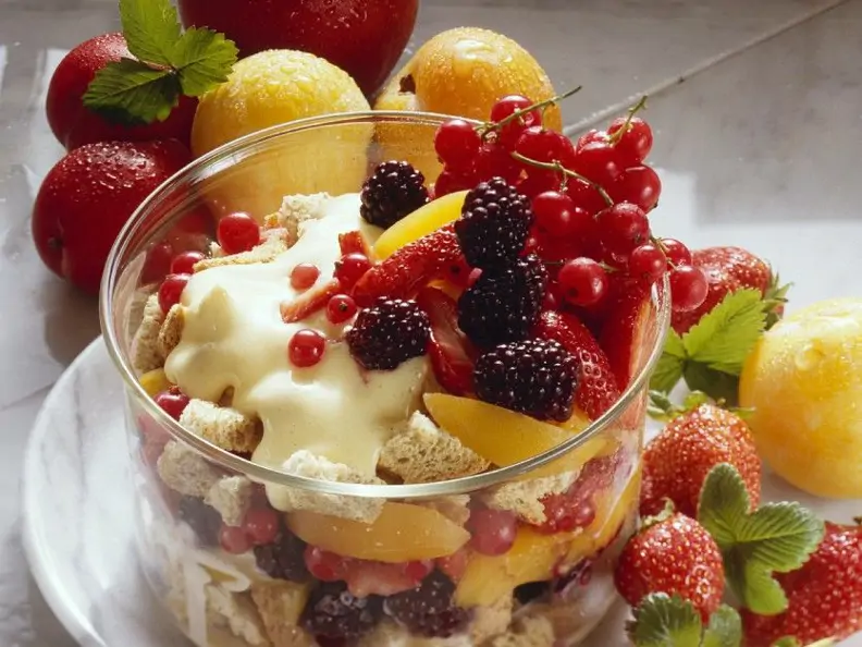 Vanilledessert mit Beeren