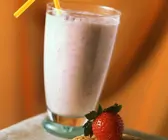 Buttermilchshake mit Erdbeeren