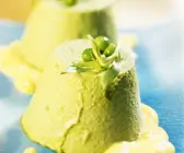 Erbsen-Soufflée mit Paprikasauce