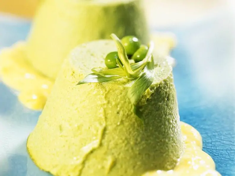Erbsen-Soufflée mit Paprikasauce