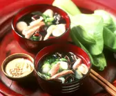 Geflügelsuppe mit Paksoi und Mu-Err-Pilzen