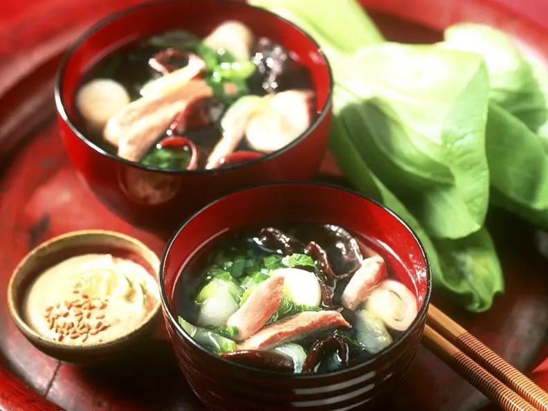Geflügelsuppe mit Paksoi und Mu-Err-Pilzen