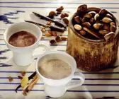 Warmer Kakao und Mandelmilch