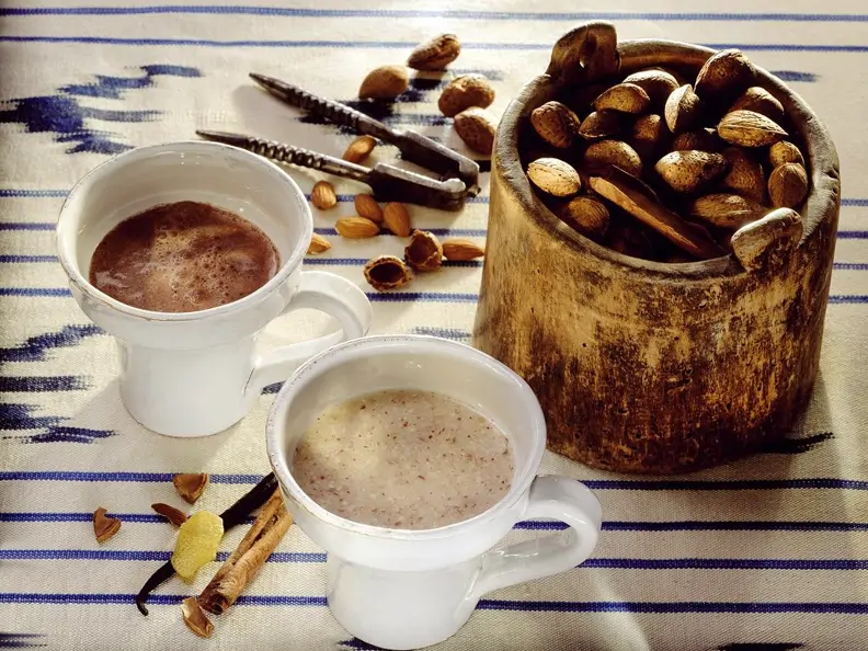 Warmer Kakao und Mandelmilch