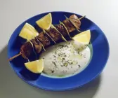Lamm-Lorbeerspieße mit Dip