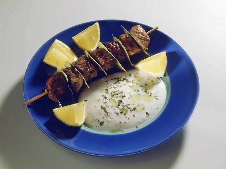 Lamm-Lorbeerspieße mit Dip