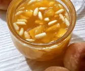 Pfirsichkonfitüre mit Pinienkernen