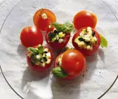 Tomaten mit Zucchinifüllung