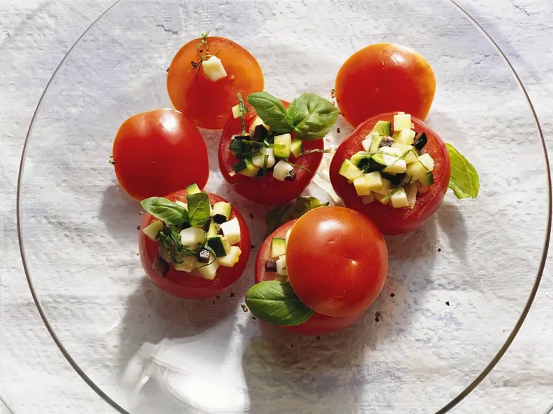 Tomaten mit Zucchinifüllung