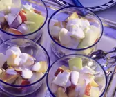 Nachtisch mit griechischem Joghurt und Früchten