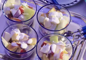 Nachtisch mit griechischem Joghurt und Früchten