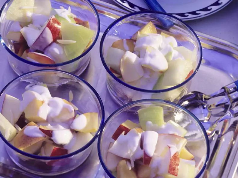 Nachtisch mit griechischem Joghurt und Früchten